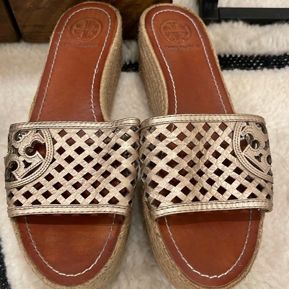 Tory Burch Gold Metallic Slip on Platform Sandals
Size 91/2 US - Picture 3 of 10
